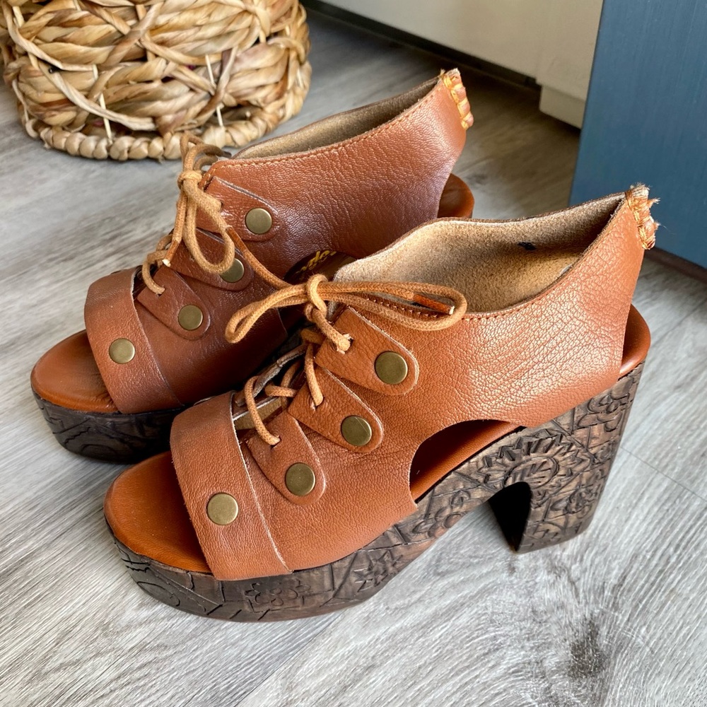 Free People Leather Carved  Clog Sandals 38/7.5-8